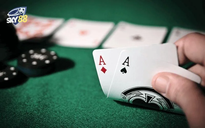 Bắt đầu ván chơi dealer sẽ chia 2 quân bài